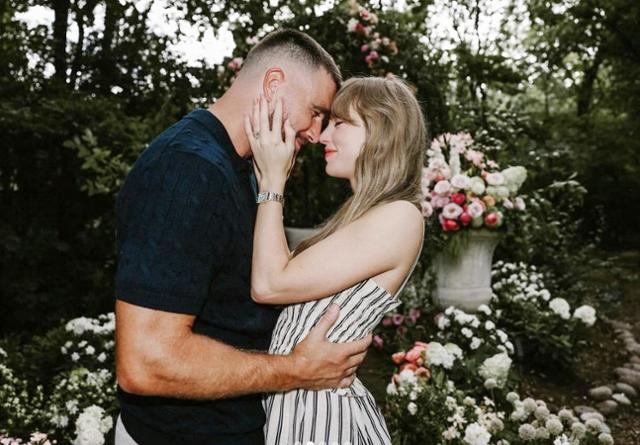 트래비스 켈시(왼쪽)와 테일러 스위프트가 약혼 소식을 알렸다. /테일러 스위프트 소셜 미디어