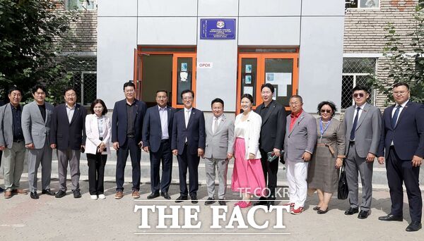 대전시의회 몽골 공식 대표단이 26일 울란바토르시 바양골구에 위치한 제51학교를 시찰하며 학교 운영 현황을 살펴보고 관계자들과 환담을 나눴다./대전시의회