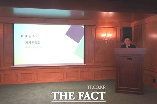 창립 10주년을 맞은 데이터센터 반도체 전문기업 파두(FADU)가 3년 내 AI데이터센터 핵심사로 도약하겠다는 포부를 밝혔다. 이지효 파두 대표가 27일 서울 종로구 클럽806에서 창립 10주년 기자간담회에 참석해 발언하고 있다. /파두