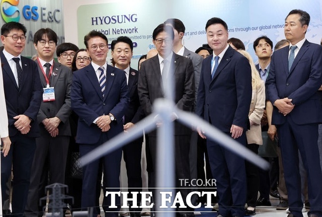 2025 기후산업국제박람회(WCE)가 개막한 27일 부산 해운대구 벡스코 제1전시장에서 김민석 국무총리 등이 참가업체 전시부스를 둘러보고 있다. 오는 29일까지 열리는 이번 박람회에는 기후·에너지 분야 540여개 기업·기관이 최신 기술과 제품 등을 선보인다. /부산=뉴시스