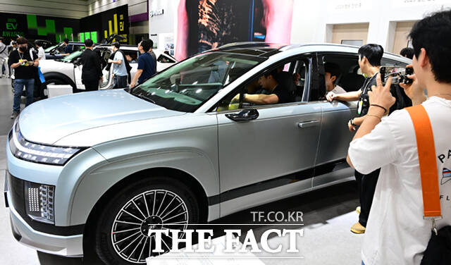 권용주 국민대 자동차·운송디자인학과 교수는 보조금 확대는 내연기관차 보유자가 전기차로 바꾸는 데 분명 도움이 된다며 경제적 유인이 강화되면 한번 바꿔볼까라는 생각을 만들어주는 계기가 될 수 있다고 평가했다. /이새롬 기자