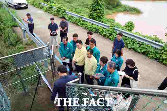 당진시의회는 26일 집중호우 피해 개선 방안을 마련하기 위해 관내 주요 하천과 내수면 시설을 점검했다. /당진시의회