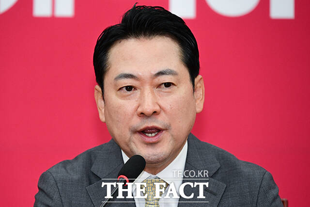 장동혁 국민의힘 신임 당대표가 27일 전당대회 과정을 통해 당심과 민심을 들었고 전당대회가 끝났다. 과거의 옷을 벗고 미래로 나아가야 할 시간이다라고 밝혔다. 사진은 장 대표가 전날 오전 서울 여의도 국회에서 열린 취임 기자회견에서 질의 답변을 하고 있는 모습. /남윤호 기자