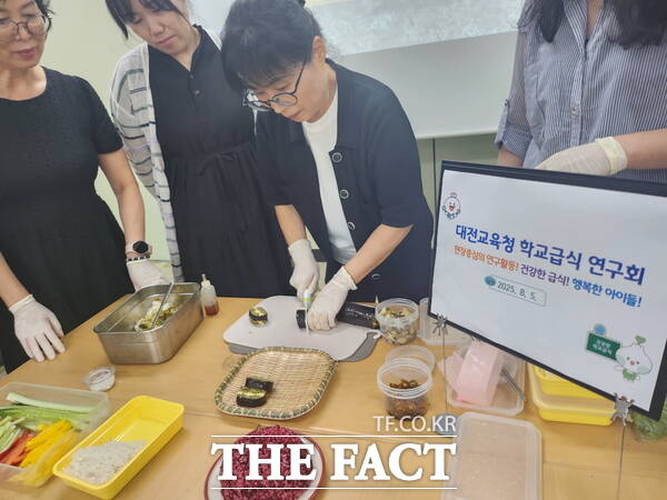 성민경 C.S.I 연구회장이 연구회에서 개발한 급식 메뉴 레시피를 직접 만들고 있는 모습./정예준 기자