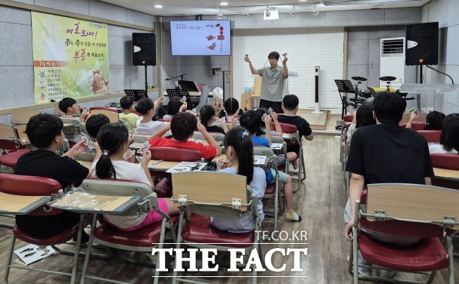 소하도서관이 샘물지역아동센터와 도서관 함께 책 읽기 활동을 하고 있다./광명시 소하도서관