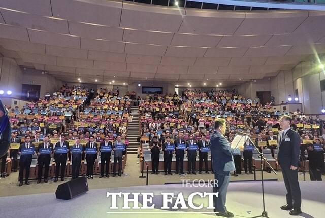 최태진 현도종합건설 대표는 27일 서울 건설회관에서 열린 2025 건설의 날 기념식에서 200만 건설인을 대표해 결의문을 낭독했다. /이중삼 기자