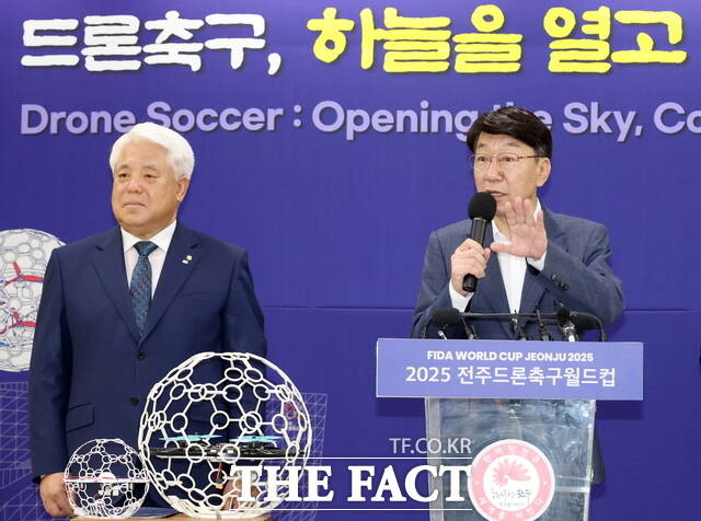 27일 전북 전주시청 회의실에서 열린 전주드론축구월드컵 기자회견에서 우범기 전주시장(가운데)이 주요 일정과 준비 사항을 발표한 가운데 출입기자들과 질의응답을 하고 있다. /전주시