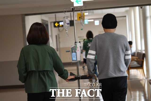 27일 보건복지부가 환자·시민단체 반발에도 새 의료기술에 대해 신의료기술평가를 유예하는 제도를 원안 그대로 추진하는 것으로 나타났다. 정책 강행에 반발하는 시민사회와 갈등이 이어질 것으로 전망된다. 사진은 지난 5월 9일 연세대학교 세브란스병원. / 사진=서예원 기자