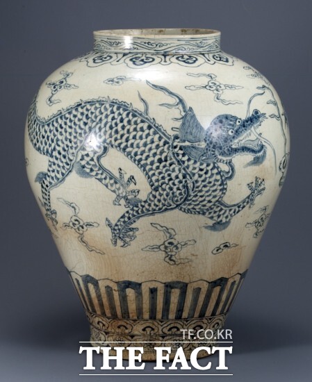 정읍시립박물관이 오는 9월 2일부터 12월 7일까지 국립전주박물관과 함께 국보순회전-모두의 곁으로를 열고 국립중앙박물관 소장 보물급 청화백자 5점을 시민에게 선보인다. / 정읍시