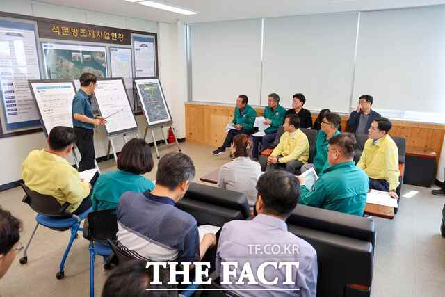 당진시의회는 26일 집중호우 피해 개선 방안을 마련하기 위해 관내 주요 하천과 내수면 시설을 점검했다. /당진시의회