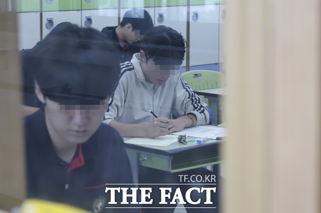 교육부는 27일 초·중등교육법 개정안이 이날 국회 본회의에서 의결됐다며 개정안은 내년 3월 1일부터 시행될 예정이라고 밝혔다. 사진은 기사 내용과 무관. /더팩트 DB