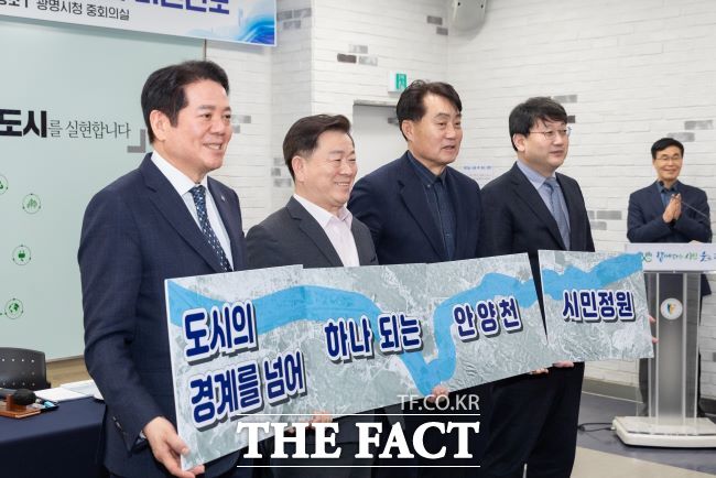 왼쪽부터 최대호 안양시장, 박승원 광명시장, 하은호 군포시장, 안치권 의왕부시장이 안양천 지방정원 기본 및 실시설계 용역 최종보고회에 참석해 퍼포먼스를 펼치고 있다./광명시