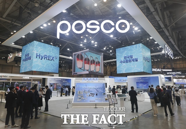 8월 27일 개막한 ‘2025 기후산업국제박람회’에서 관람객들이 포스코그룹 통합 전시관을 둘러보고 있다. /포스코