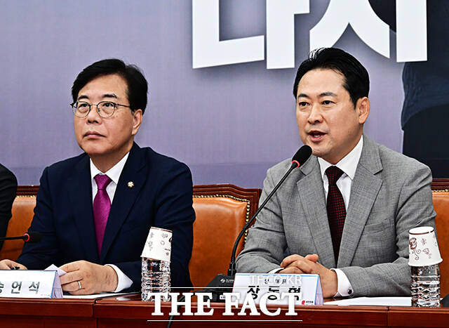 모두발언하는 장동혁 국민의힘 대표(오른쪽).