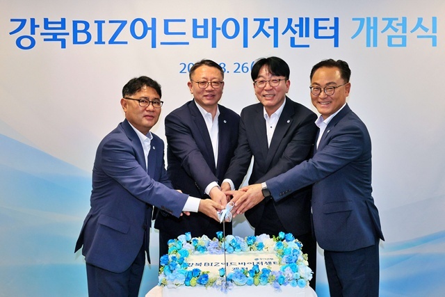 지난 26일 LG서울역빌딩에서 열린 강북BIZ어드바이저센터 개점식에 (왼쪽부터) 박종화 강북BIZ어드바이저센터 RM지점장, 정진완 은행장, 김동성 강북BIZ어드바이저센터장, 배연수 우리은행 기업그룹장이 참석해 기념촬영을 하고 있다. /우리은행