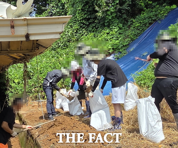 대전보호관찰소가 27일 사회봉사명령 대상자를 투입해 수해를 입은 세종시 전동면 한 농가에서 복구 작업을 벌였다. /대전보호관찰소