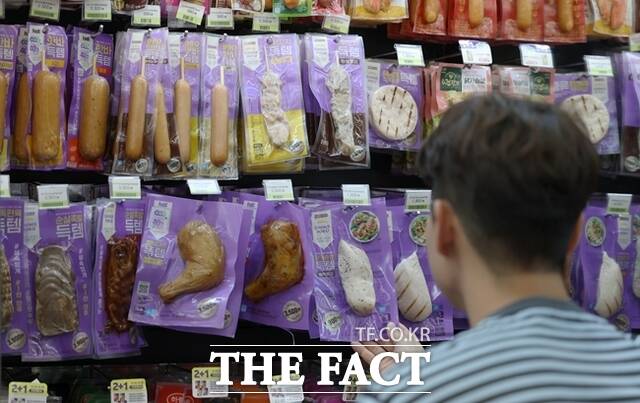 산업통상자원부는 지난달 오프라인 유통업체 매출은 2.7%, 온라인 유통업체 매출은 15.3% 각각 증가해 전체 유통업체 매출이 전년 동월 대비 9.1% 늘었다고 27일 밝혔다. 민생회복 소비쿠폰 사용가능한 편의점의 지난달 매출은 3.9% 증가했다. /뉴시스