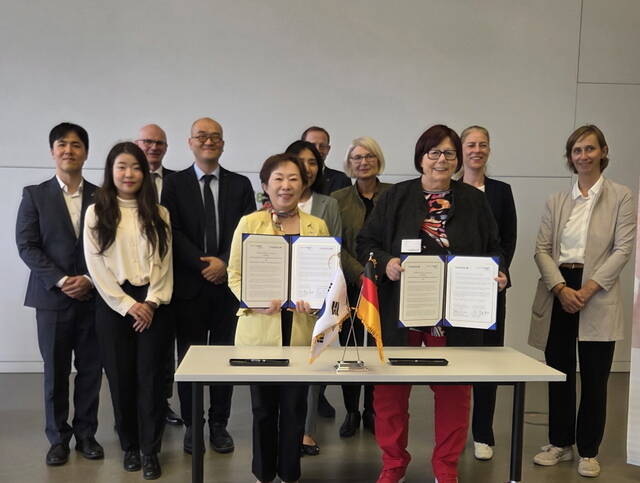 한국산업기술진흥원(KIAT)은 26일(현지시간) 독일 빌레펠트에서 응용과학대학 부속의 비영리 연구기관인 콤피텐츠(Kompetenzzentrum)와 한독 여학생 이공계 진학 및 산업현장 진출 촉진을 위한 협력의향서(LOI)를 하고 기념촬영을 하고 있다. /KITA