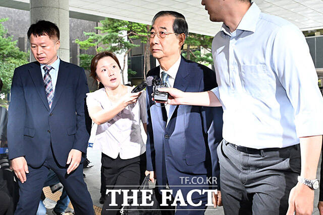 한덕수 전 국무총리가 22일 오전 서울 서초구 서울고등검찰청 청사에 마련된 내란 특검 사무실에 피의자 신분으로 출석하고 있다./남용희 기자