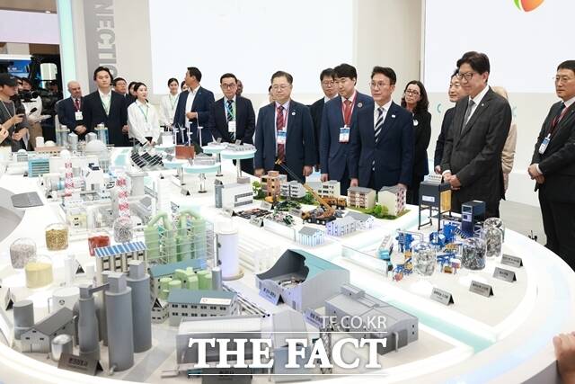 27일 부산 해운대 벡스코에서 열린 2025 기후산업국제박람회에 참석한 김민석 국무총리와 박형준 부산시장이 전시장을 둘러보고 있다. /부산시