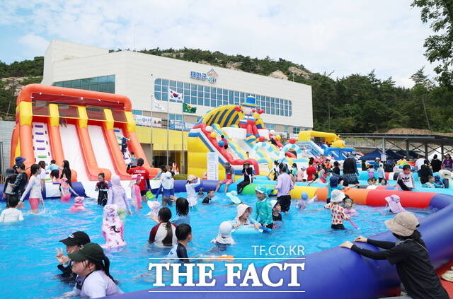 태안군가족공감센터 외부 어린이 수영장 모습. /태안군