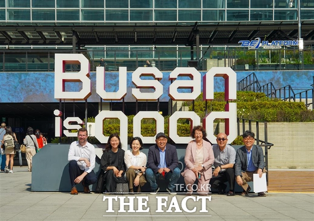 지난 6월 부산역 앞 광장을 방문한 세계디자인수도 실사단. /부산시