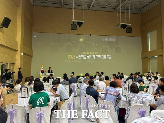 2025 서천학교 살리기 군민 대토론회에서 김흥집 서천교육지원청 교육장이 발언하고 있다. /노경완 기자