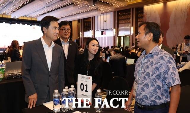 해외시장 개척 등을 위해 베트남 출장에 나선 김태흠 충남도지사(왼쪽)가 27일 호찌민 JW메리어트 사이공에서 열린 베트남 비즈니스 매칭데이에 참석해 현지 바이어에게 충남 제품의 우수성을 설명하고 있다. /충남도