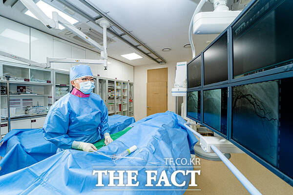 심방세동 환자에서 뇌졸중 위험을 획기적으로 줄일 수 있는 ‘경피적 좌심방이 폐색술’이 대전선병원 심장혈관센터에서 성공적으로 시행되고 있다. 사진은 백주열 전문의 시술 진행 모습./대전선병원