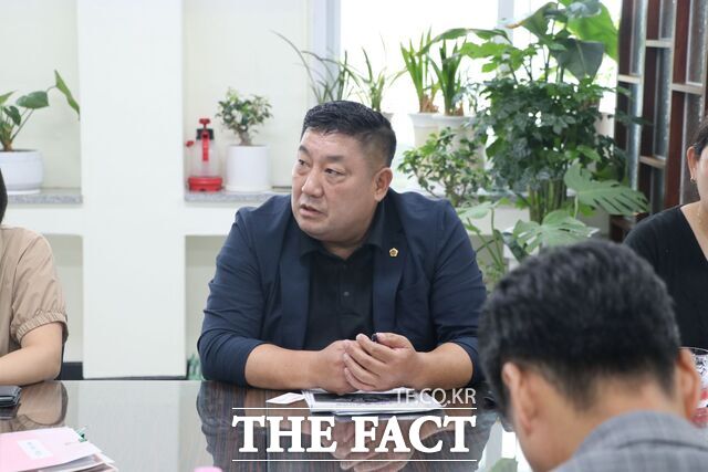 손남일 전남도의원이 아파트 공사현장 소음·분진 및 안전관리 부실 문제와 관련한 간담회를 주재하고 있다. /전남도의회