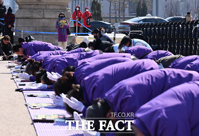 10.29 이태원참사 유가족협의회와 시민들이 지난 3월 19일 오후 서울 종로구 광화문 월대 인근에서 윤석열 대통령 파면 기원 159배를 하고 있다./이새롬 기자