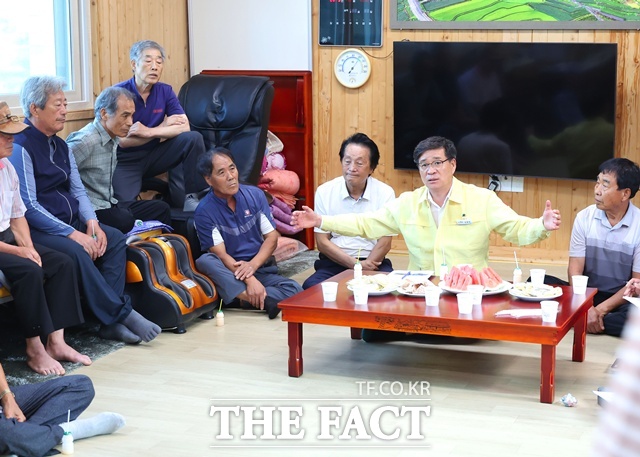 진병영 함양군수가 군민과의 소통을 강화하기 위해 찾아가는 마을 간담회를 갖고 있다./함양군