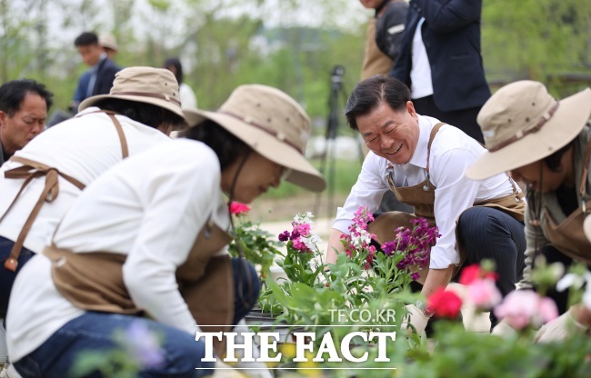 박승원 광명시장이 시민정원사들과 정원을 가꾸고 있다. /광명시