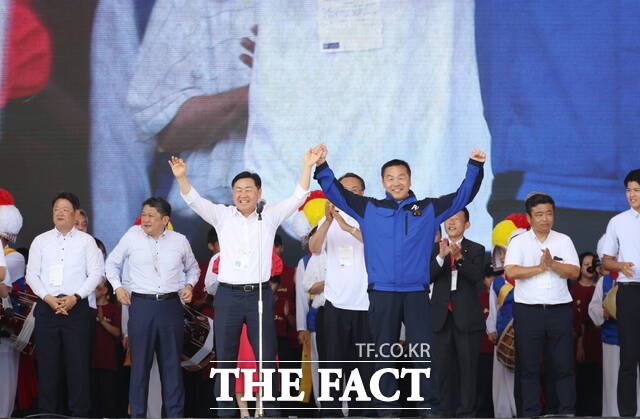 26일부터 이틀간 일본을 방문 중인 김관영 전북도지사(앞줄 왼쪽)가 일본 오사카에서 열리는 2025 오사카 엑스포를 찾아 전북 홍보관을 둘러보고 임실필봉농악단과 이시카와현 토라노스케 공연팀의 합동 공연 및 한국관 시찰 등 다양한 국제 교류 활동과 올림픽 유치 활동을 펼치고 있다. /전북도