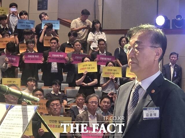 김윤덕 국토교통부 장관이 27일 오전 서울 강남구 건설회관에서 열린 2025 건설의 날 기념식에 참석했다. /이중삼 기자