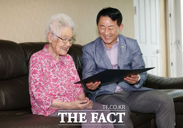 서철모 대전 서구청장이 26일 100세를 맞이한 둔산3동 조 모 어르신 댁을 방문, 축하 선물(시민증·청려장)을 전달했다. /대전 서구