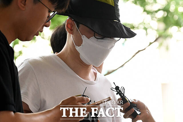 서울서부지법 형사9단독 김민정 판사는 27일 사자명예훼손 혐의를 받는 백모 씨(69)에게 징역형 집행유예를 선고했다. 백 씨는 같은 아파트 주민을 일본도로 살해한 혐의를 받는 자신의 아들의 범행을 두둔하는 댓글을 작성한 혐의를 받는다. /더팩트DB