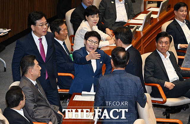 송언석 국민의힘 원내대표와 임이자 의원이 27일 오후 서울 여의도 국회에서 열린 본회의에 참석해 국가인권위원회 위원 이상현·우인식 선출안이 부결된 뒤 김병기 더불어민주당 원내대표를 찾아 항의하고 있다. /국회=배정한 기자