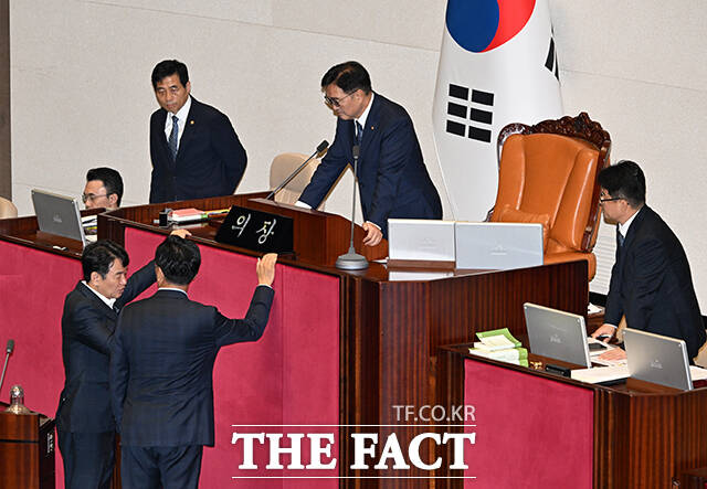 국회의장과 상의하는 문진석 더불어민주당 원내수석부대표와 유상범 국민의힘 원내수석부대표.