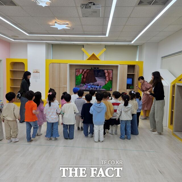 산성어린이도서관에서 유치원 및 어린이집 아동들이 도서관 유아 견학 프로그램을 진행하고 있다. /대전시교육청