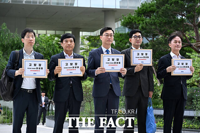 이성윤·장경태 더불어민주당 의원(왼쪽에서 두 번째부터)을 비롯한 더불어민주당 관계자들이 27일 오전 서울 종로구 KT광화문빌딩 웨스트에 마련된 민중기 특검 사무실에 권성동 의원을 정치자금법 위반 등 혐의로 고발하기 위해 들어서고 있다. /서예원 기자