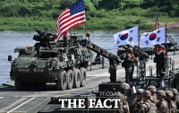  '한미 연합 부교' 도하하는 스트라이커 장갑차 [포토]