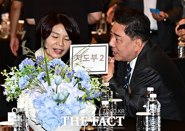 대화하는 김병기 원내대표와 한정애 정책위의장(왼쪽).