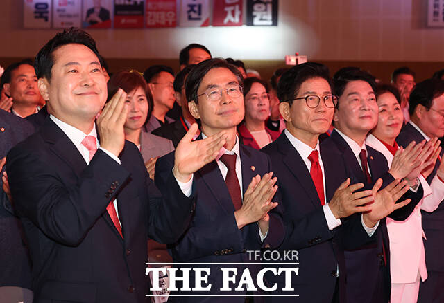 강성 반탄파 장동혁호가 출범하면서 친윤계가 당내 주도권을 장악했다. 사진은 국민의힘 장동혁, 조경태, 김문수, 안철수(왼쪽부터) 대표 후보가 지난 22일 충북 청주오스코에서 열린 국민의힘 제6차 전당대회에서 박수치고 있는 모습. /배정한 기자