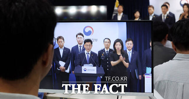 윤창렬 국무조정실장이 28일 오전 서울 종로구 정부서울청사에서 보이스피싱 근절 종합대책 합동브리핑을 하고 있다. /뉴시스