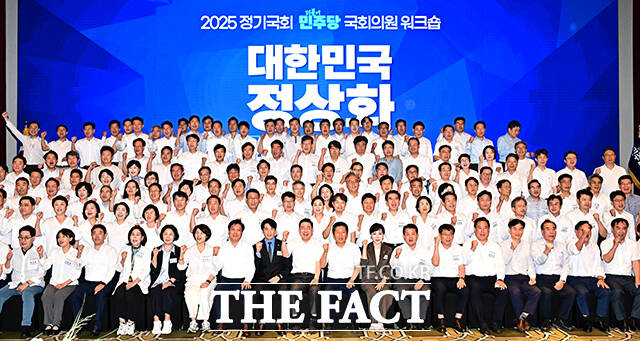 단체사진 촬영하는 정청래 대표와 김병기 원내대표를 비롯한 더불어민주당 의원들.