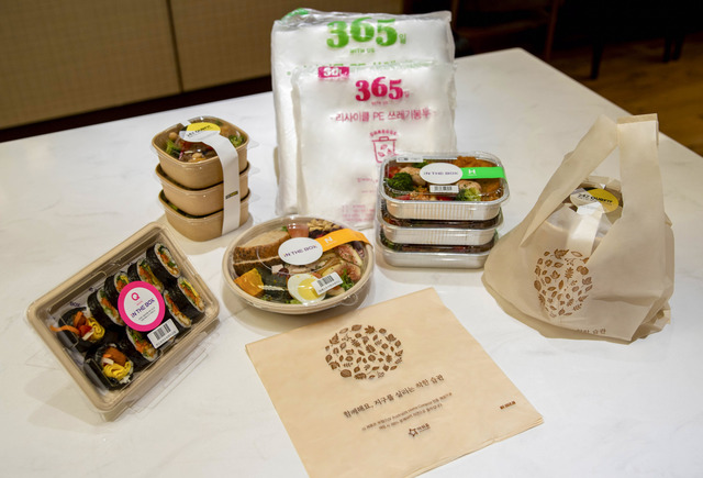 아워홈이 친환경 봉투 2종을 개발하고 전국 단체급식과 외식 매장에 도입했다. /아워홈