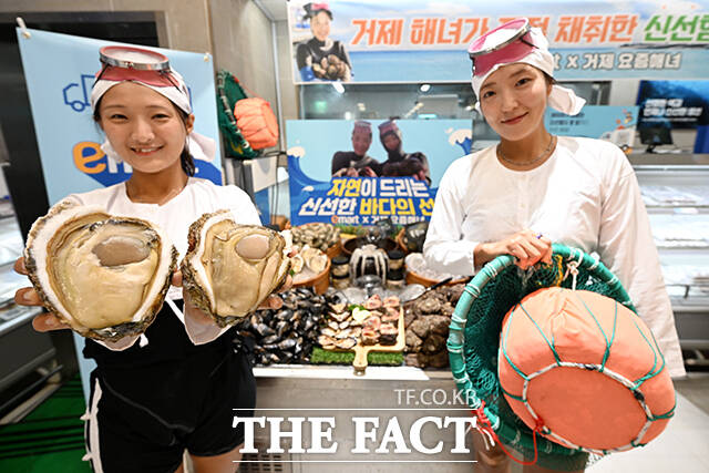해녀 인플루언서 진소희(왼쪽)와 우정민이 28일 오전 서울 용산구 이마트 용산점에서 직접 잡아올린 수산물을 소개하고 있다. /서예원 기자