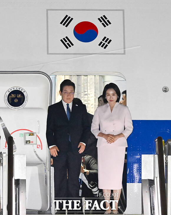 한일·한미 정상회담 일정을 마친 이재명 대통령과 김혜경 여사가 28일 오전 경기도 성남시 서울공항에 도착해 인사하고 있다. /장윤석 기자