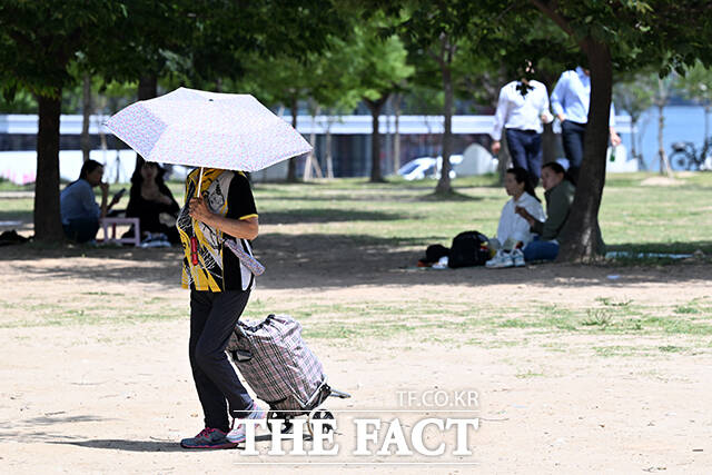 기상청에 따르면 경기 북부와 강원 북부 내륙은 29일 새벽부터, 서울·인천·경기 남부·충남에는 오전부터 소나기가 오는 곳이 있겠다. 강원 내륙·산지와 제주에는 오후부터 소나기가 내릴 것으로 보인다. /서예원 기자